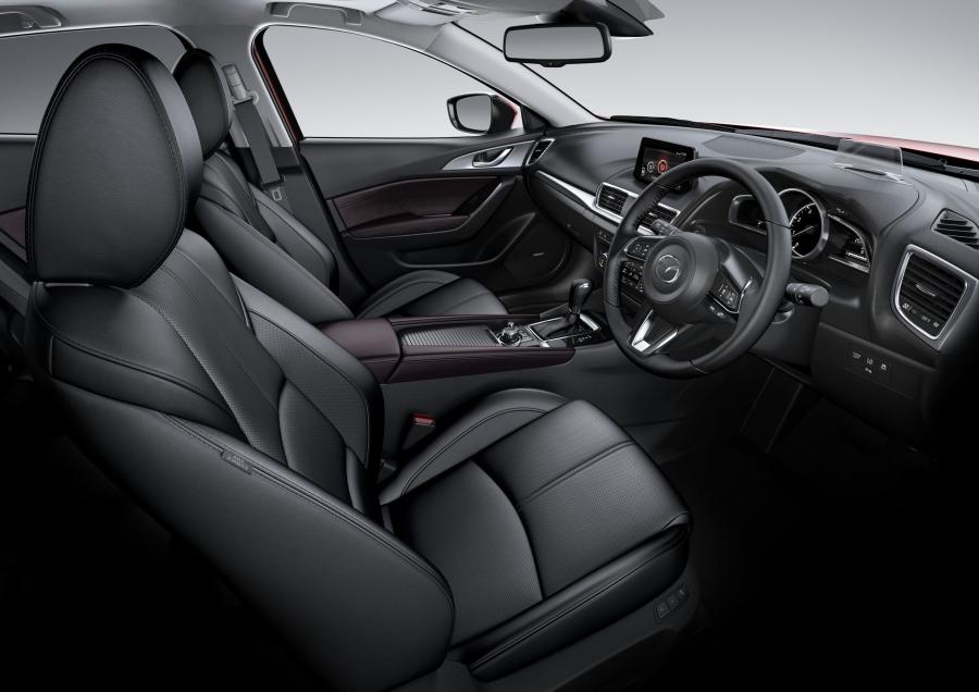 Интерьер Mazda Axela Hatchback 2016 года  (фото 8 из 13)